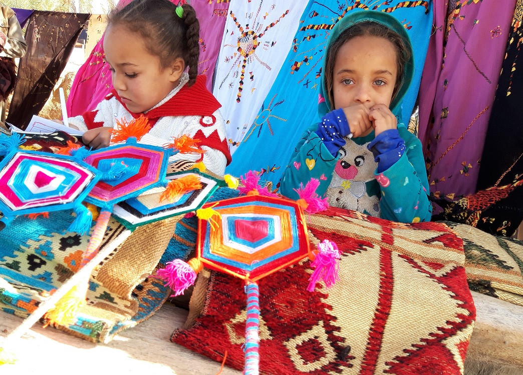 2 Mädchen: Fächerverkauf in Siwa